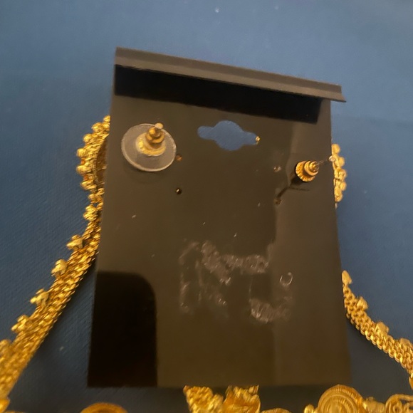 Elegant Gold Tone Dangle Earrings - Picture 9 of 11